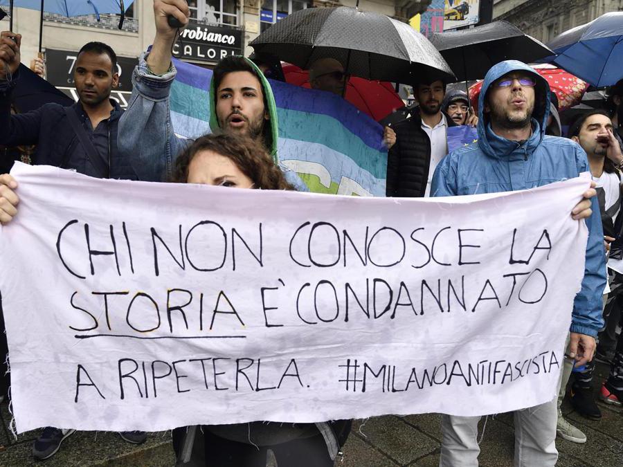 Contestatori durante la manifestazione della Lega in piazza Duomo “Prima l'Italia. Il buon senso in Europa”. (Ansa/Flavio Lo Scalzo)