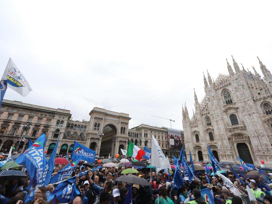 Sostenitori della Lega in attesa della manifestazione “Prima l'Italia. Il buon senso in Europa” organizzata dalla Lega in piazza del Duomo a Milano. (Ansa / Matteo Bazzi)