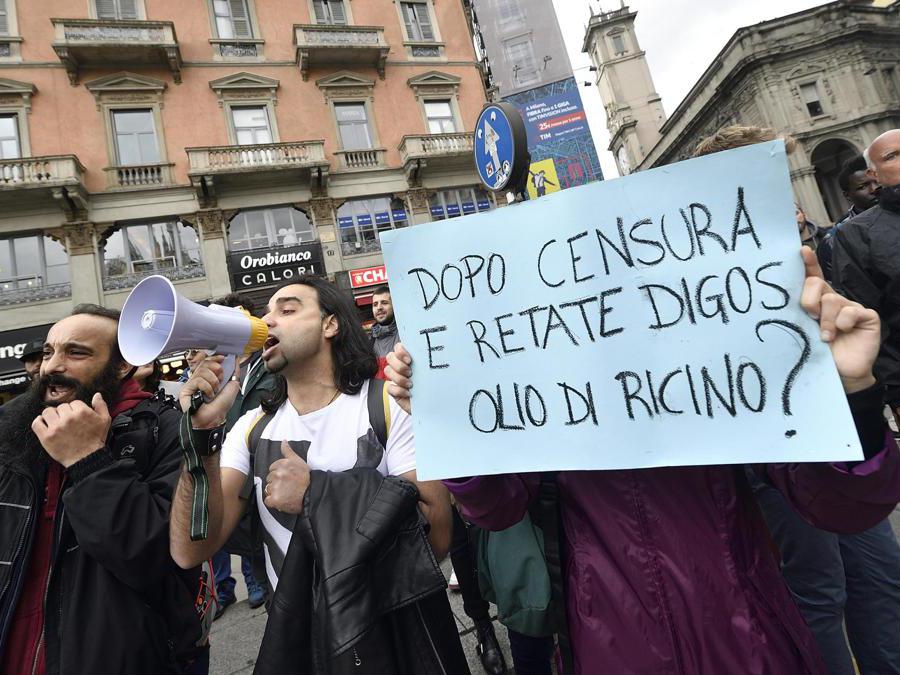 Contestatori durante la manifestazione della Lega in piazza Duomo “Prima l'Italia. Il buon senso in Europa”. (Ansa/Flavio Lo Scalzo)