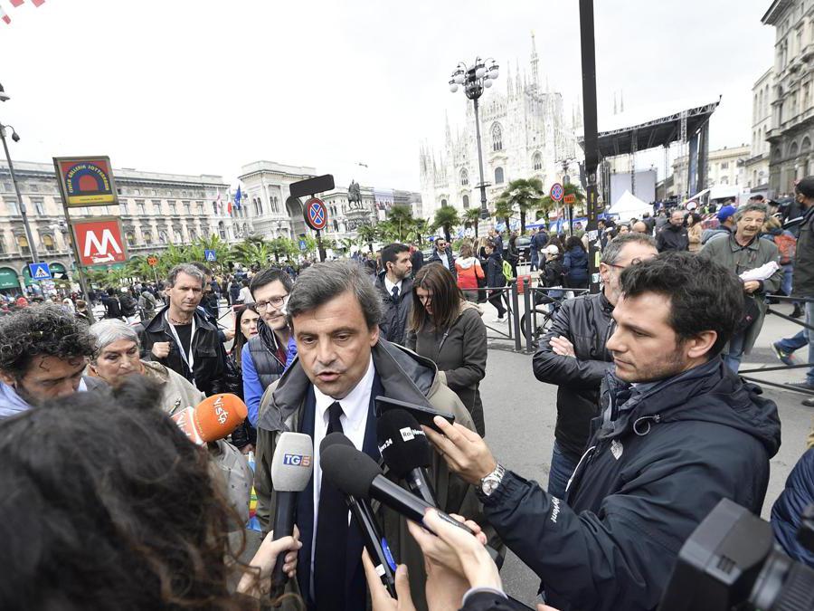 Carlo Calenda parla con i giornalisti nei pressi di piazza Duomo durante la manifestazione della Lega in piazza Duomo “Prima l'Italia. Il buon senso in Europa”. (Ansa/Flavio Lo Scalzo)