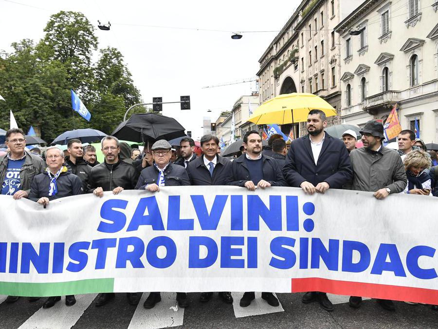 Sostenitori della Lega in corteo verso piazza Duomo per partecipare alla manifestazione “Prima l'Italia. Il buon senso in Europa”. (Ansa/Flavio Lo Scalzo)