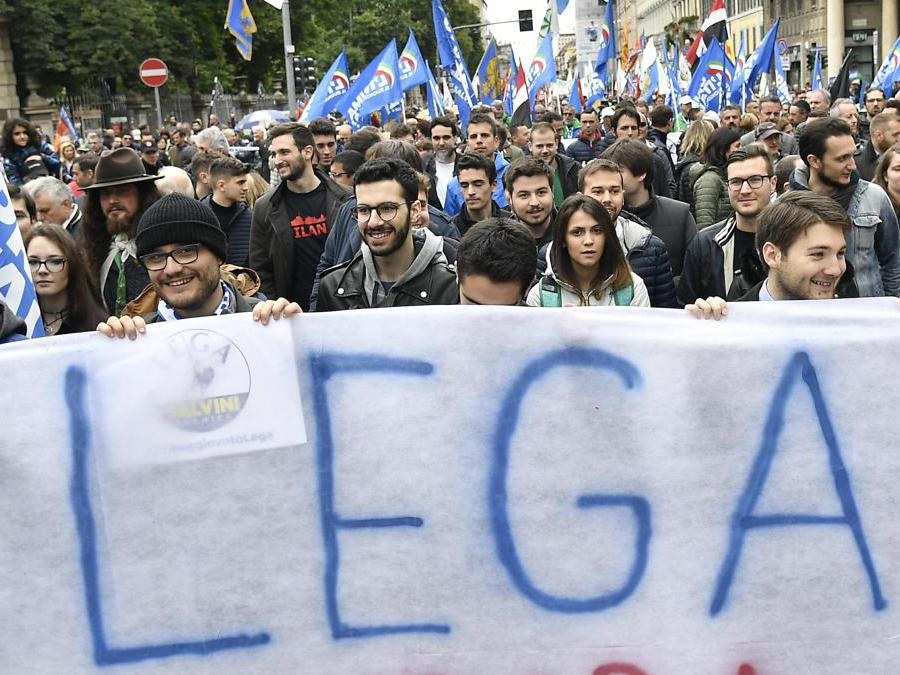 Sostenitori della Lega in corteo verso piazza Duomo per partecipare alla manifestazione “Prima l'Italia. Il buon senso in Europa”. (Ansa/Flavio Lo Scalzo)
