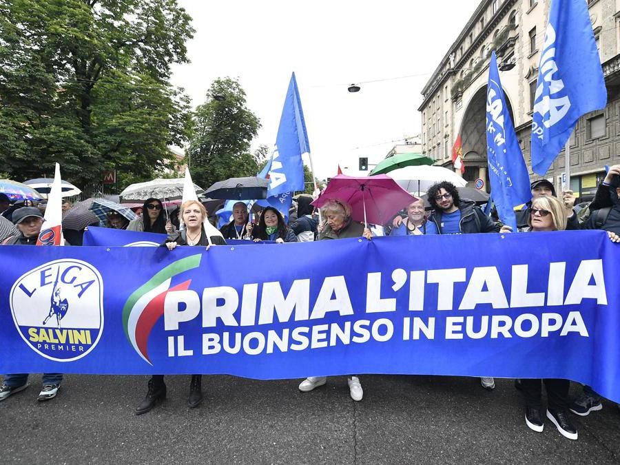 Sostenitori della Lega in corteo verso piazza Duomo per partecipare alla manifestazione “Prima l'Italia. Il buon senso in Europa”. (Ansa/Flavio Lo Scalzo)