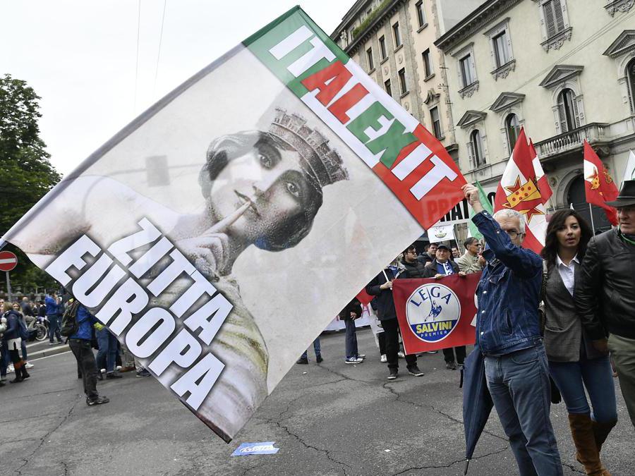 Sostenitori della Lega in corteo verso piazza Duomo per partecipare alla manifestazione “Prima l'Italia. Il buon senso in Europa”. (Ansa/Flavio Lo Scalzo)