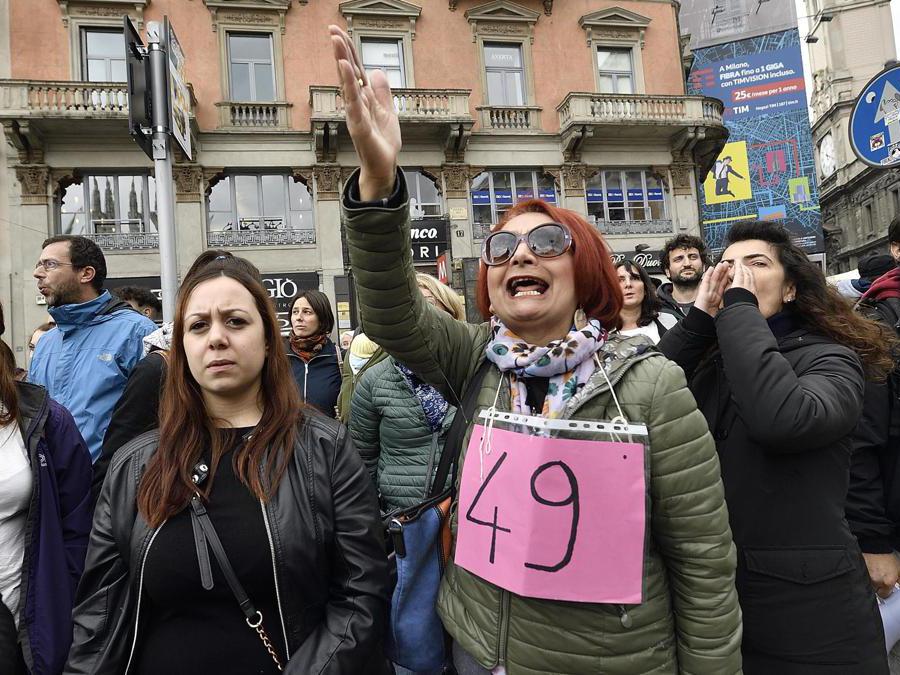 Contestatori durante la manifestazione della Lega in piazza Duomo “Prima l'Italia. Il buon senso in Europa”. (Ansa/Flavio Lo Scalzo)