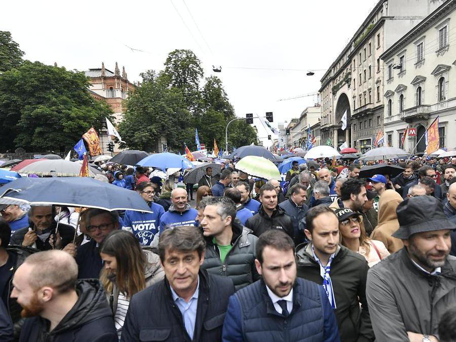 Sostenitori della Lega in corteo verso piazza Duomo per partecipare alla manifestazione “Prima l'Italia. Il buon senso in Europa”. (Ansa/Flavio Lo Scalzo)