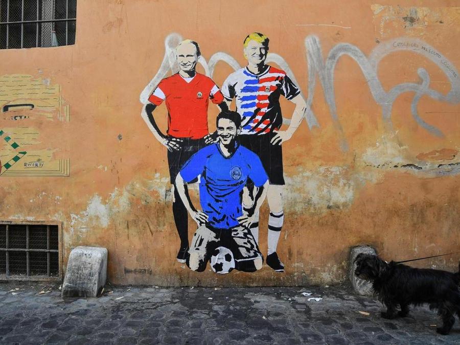 Un murales con Giuseppe Conte, Donald Trump e Vladimir Putin in tenuta calcistica in vicolo del Fico nel centro di Roma. ANSA/ALESSANDRO DI MEO