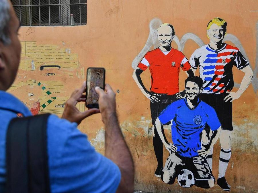 Un murales con Giuseppe Conte, Donald Trump e Vladimir Putin in tenuta calcistica in vicolo del Fico nel centro di Roma. ANSA/ALESSANDRO DI MEO