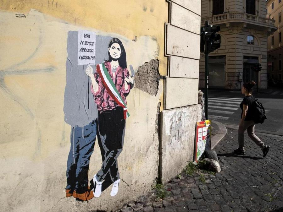La sindaca di Roma, Virginia Raggi, ritratta in un murales in una via del centro storico di Roma. ANSA/MASSIMO PERCOSSI