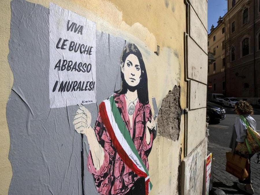 La sindaca di Roma, Virginia Raggi, ritratta in un murales in una via del centro storico di Roma. ANSA/MASSIMO PERCOSSI