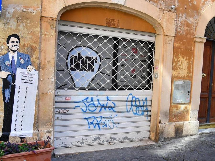 Un murales del presidente del Consiglio Giuseppe Conte in piazza della Torretta a Roma. ANSA/ETTORE FERRARI 