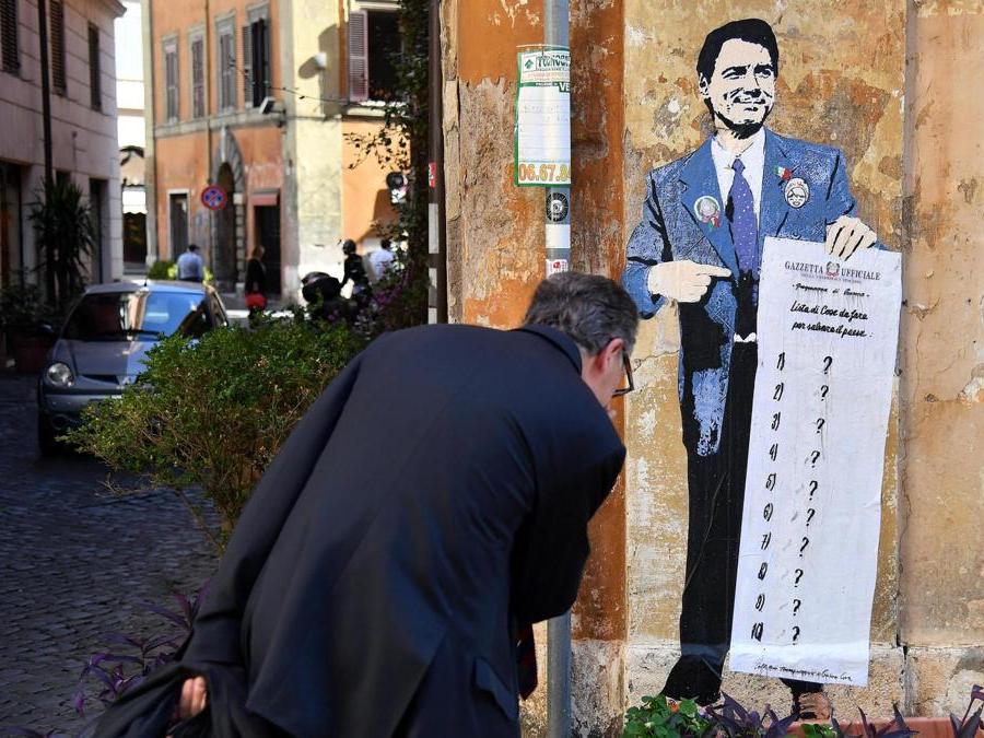 Un murales del presidente del Consiglio Giuseppe Conte in piazza della Torretta a Roma. ANSA/ETTORE FERRARI 