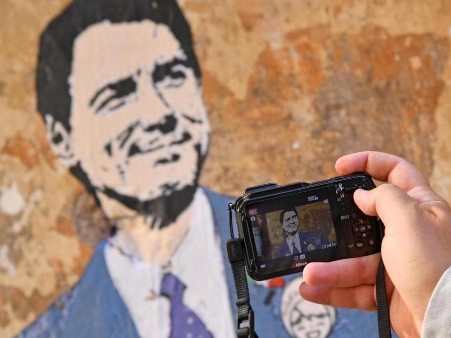 Un murales del presidente del Consiglio Giuseppe Conte in piazza della Torretta a Roma. ANSA/ETTORE FERRARI 