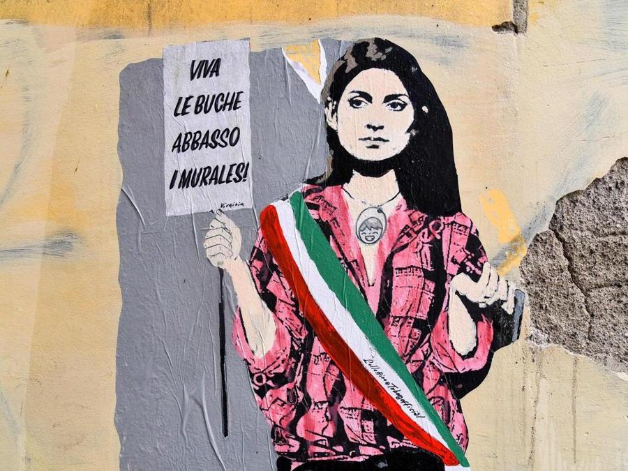 Un murales dell'artista di strada “TV Boy” raffigurante il sindaco di Roma Virginia Raggi.  AFP PHOTO
