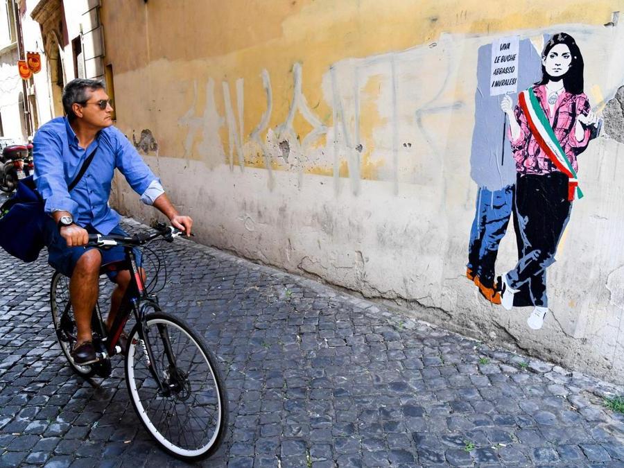 Un murales dell'artista di strada “TV Boy” raffigurante il sindaco di Roma Virginia Raggi.  AFP PHOTO