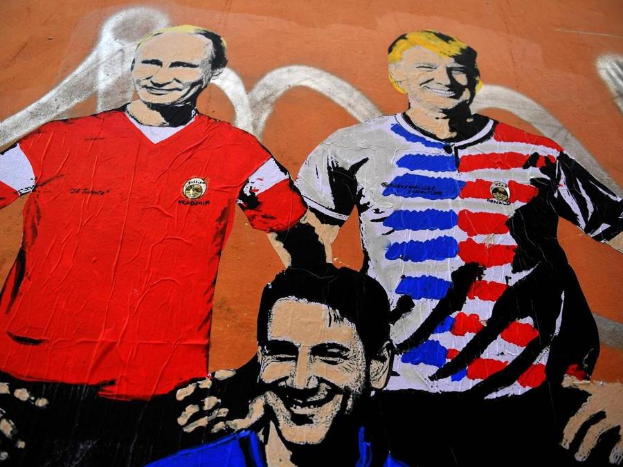 Un murales raffigurante il presidente degli Stati Uniti Donald Trump, il presidente russo Vladimir Putin e il primo ministro italiano Giuseppe Conte. AFP PHOTO