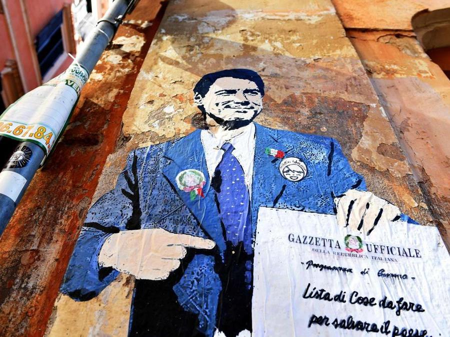 Un murales raffigurante il primo ministro italiano Giuseppe Conte, nel centro di Roma.  AFP PHOTO