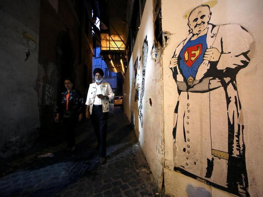 Un murales che raffigura Papa Francesco come un superuomo, nel centro di Roma. REUTERS/Stefano Rellandini 