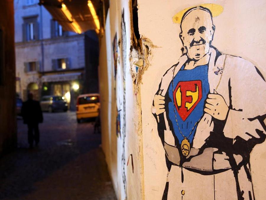 Un murales che raffigura Papa Francesco come un superuomo, nel centro di Roma. REUTERS/Stefano Rellandini 