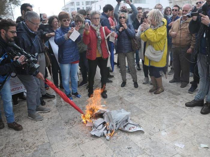 La protesta dei No Tap: bruciate tessere elettorali e foto politici M5S