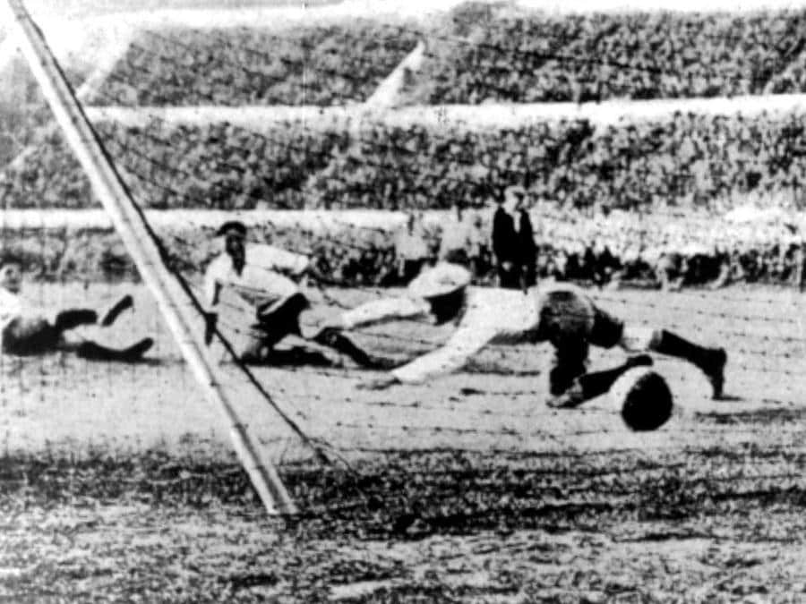 1930. URUGUAY. Il primo mondiale della storia, si gioca in Uruguay. Tredici squadre al via, solo quattro europee: Belgio, Francia, Jugoslavia, Romania. Per motivi economici, troppo onerosa la trasferta a Montevideo, l'Italia non partecipa ai mondiali. Nella finale i padroni di casa, battendo l'Argentina per 4-2, conquistano il primo  titolo di campioni del mondo. (Afp)