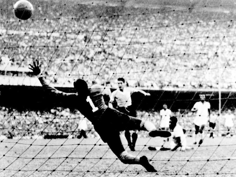 1950. BRASILE. Dopo le devastazioni della guerra, il mondiale riparte dal Brasile. Le tredici nazioni partecipanti vengono divise in quattro gironi eliminatori. Due di 4 squadre, uno da 3, e un altro con 2, e un girone finale con 4 squadre: sarà campione del mondo chi avrà fatto più punti. L'ultima gara in calendario del girone finale prevede, al Maracana, lo scontro diretto tra il Brasile con 4 punti e l'Uruguay con tre punti. Le reti realizzate da Schiaffino (foto Afp) e Ghiggia, fissano il risultato finale  sul 2 a 1 consegnando all'Uruguay il secondo titolo mondiale.