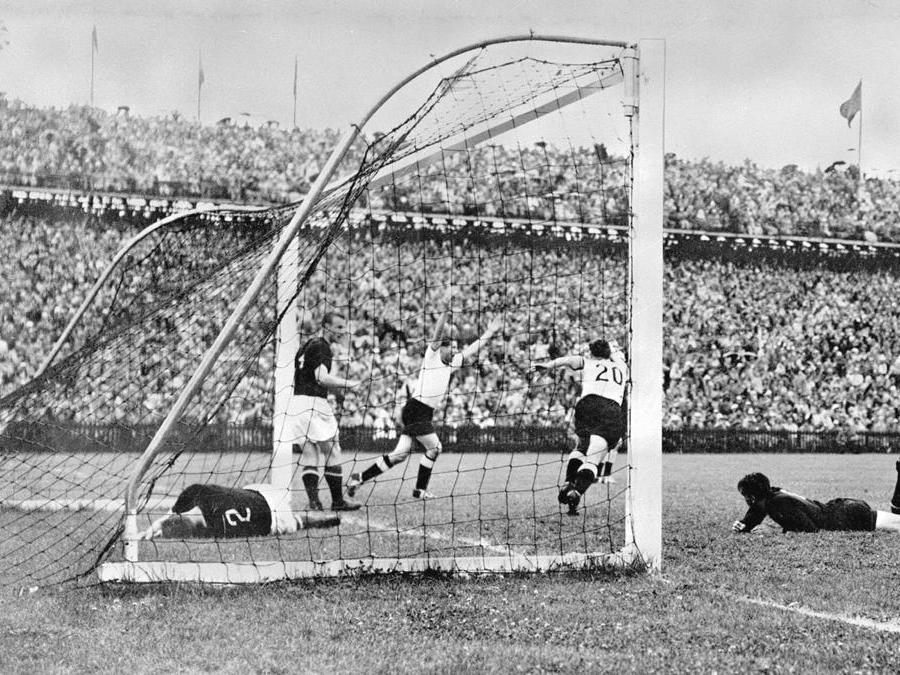 1954. SVIZZERA. In svantaggio di due reti nella finale contro l'Ungheria di Puskas, la Germania Ovest, prima pareggia e poi realizza, all'84esimo, con Rahn (foto Ap) la rete della clamorosa vittoria. 