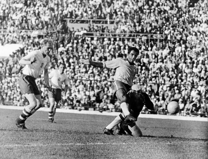 1962. CILE. Il favorito Brasile, orfano di Pelè, affronta in finale la sorprendente Cecoslovacchia. La nazionale cecoslovacca passa in vantaggio con un rete di Masopust. L'attaccante brasiliano Amarildo prima ristabilisce la parità, poi serve l'assist al compagno Zito per il momentaneo 2-1. Vava (foto Ap) fissa il risultato sul 3 a 1 finale, consegnando al Brasile il secondo titolo mondiale consecutivo.