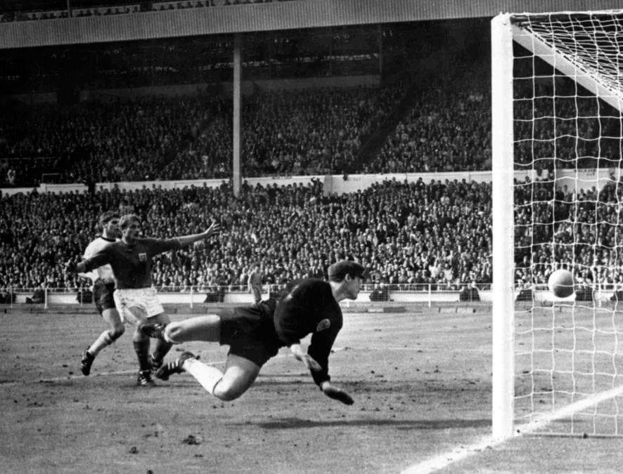 1966. INGHILTERRA. Nella finale di Wembley l'Inghilterra batte 4-2 la Germania Ovest, con un goal fantasma. Nel primo tempo supplementare, la palla calciata dall'inglese Hurst (foto Ap) colpisce la parte inferiore della traversa rientrando in campo senza oltrepassare la linea di porta. L'arbitro, lo svizzero Dienst, su segnalazione del guardalinee, l'azero Bakhramov convalida la rete del 3-1. Allo scadere del secondo tempo supplementare Hurst realizza la rete della personale tripletta e del definitivo 4-2.