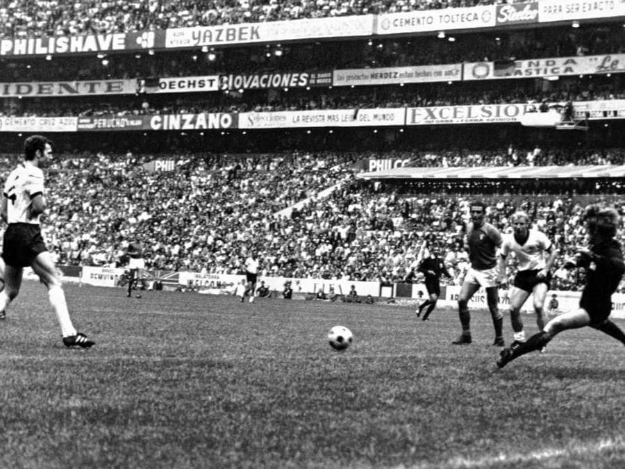1970. MESSICO. Ricca di emozioni la semifinale tra Italia e Germania Ovest, entrata nella storia del calcio come la «partita del secolo». All'ottavo minuto di gioco, Boninsegna porta in vantaggio gli azzurri di Valcareggi. Nell'extra-time dei tempi regolamentari Karl-Heinz Schnellinger ristabilisce la parità. Nel primo tempo supplementare Gerd Muller, riporta in vantaggio la Germania Ovest, al quale risponde l'Italia con con il pareggio di Burgnich.Gigi Riva, riporta in vantaggio l'Italia . Al quinto minuto del secondo tempo supplementare, il colpo di testa di Muller, si infila tra Rivera, piazzato sulla linea di porta e il palo, ristabilendo la parità. Dopo appena sessanta secondi, Rivera (foto Ap) realizza la rete del definitivo 4-3 in favore dlla nazionale italiana. 