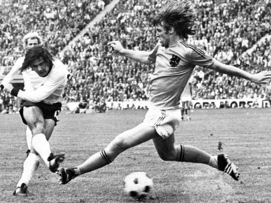 1974. GERMANIA OVEST. La finale della decima edizione del mondiale, mette di fronte i panzer tedeschi, Beckenbauer, Gerd Muller, Overath, Breitner da una parte, e i tulipani Cruyff, Krol, Neeskens, Rep, Haan, Rensenbrink dall'altra. Vantaggio olandese, dopo 40 secondi, con il rigore trasformato da Neeskens. Breitner trasforma il rigore del pareggio tedesco, e la prodezza di Muller (foto Afp) sancisce la vittoria della Germania Ovest per 2-1.