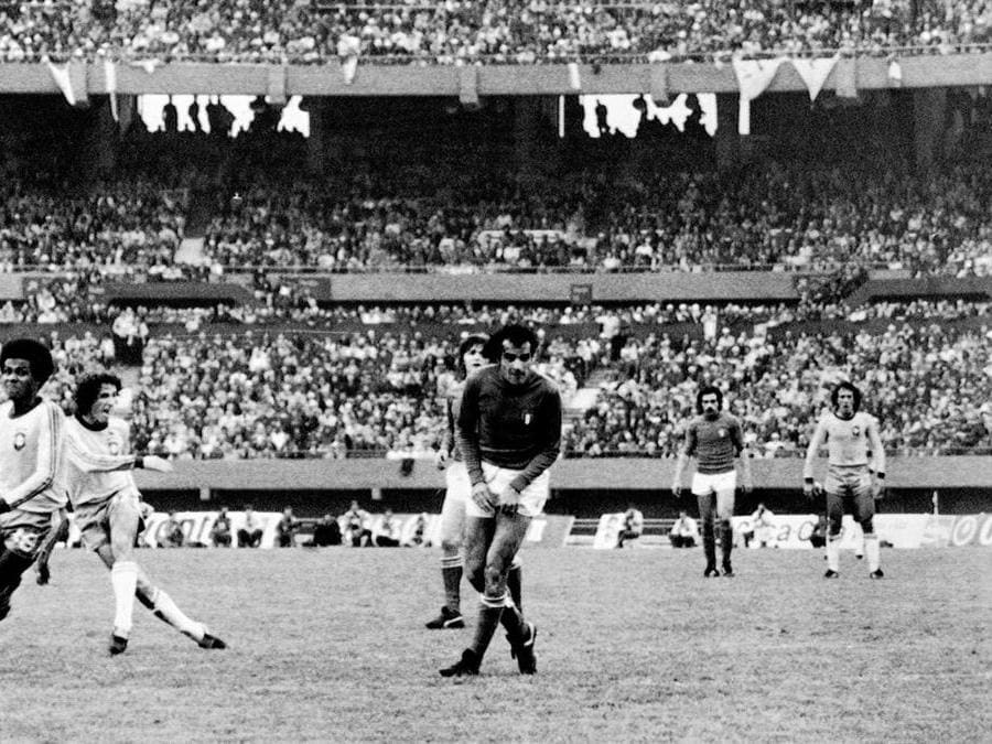 1978. ARGENTINA. L'Italia viene sconfitta dal Brasile nella finalina per il terzo posto. Dopo la rete del vantaggio azzurro realizzata da Causio, Nelinho e Dirceu (foto Ap) fissano il risultato finale sul 2-1 per il Brasile. 