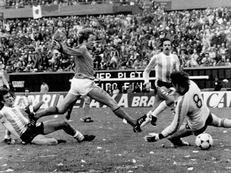 1978. ARGENTINA. In una finale combattuta, con interventi di gioco al limite del regolamento, l'Argentina, priva del fuoriclasse Maradona, non convocato dal ct Menotti ha la meglio sull'Olanda. Al vantaggio argentino realizzato da Kempes (foto Ap) risponde l'olandese Nanninga. Nei tempi supplementari Kempes e Daniel Bertoni firmano il 3-1 per la nazionale albiceleste. 