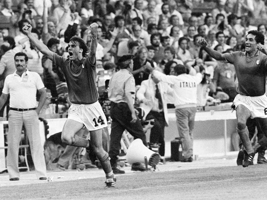 1982. SPAGNA. Dopo aver eliminato nella seconda fase a gruppi l'Argentina e il Brasile e in semifinale la Polonia, l'Italia di Bearzot, si laurea campione del mondo per la terza volta. Battuta in finale la Germania Ovest per 3-1, grazie alle reti realizzate da Rossi, Tardelli (foto Ansa) e Altobelli.