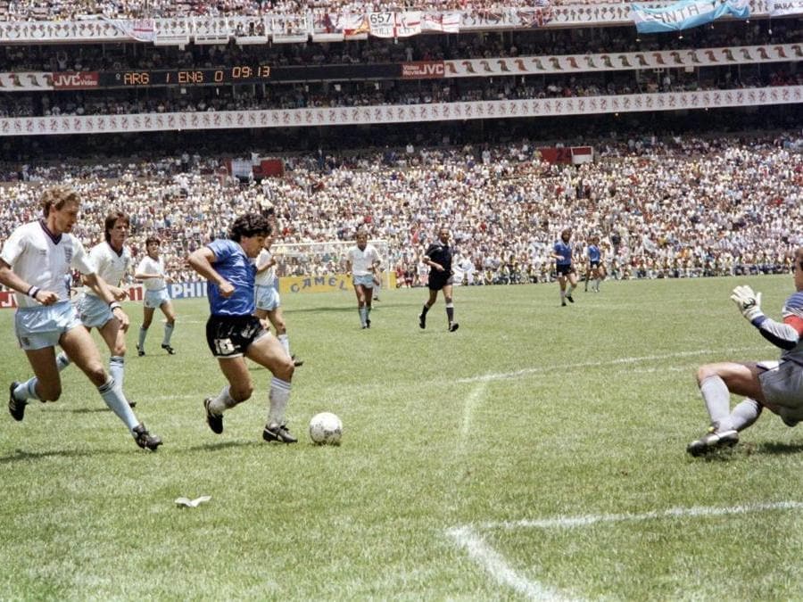 1986. MESSICO. La seconda rete realizzata da “El Pibe de Oro” nel quarto di finale contro l'Inghilterra è considerata dalla Fifa  il «goal del secolo». In fuga sulla sinistra, partendo da centrocampo, travolse in dribbling sei avversari per poi infilare il portiere in uscita. (Afp)