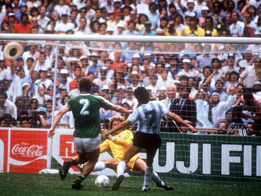 1986. MESSICO. L'Argentina, dopo otto anni, conquista il secondo titolo mondiale. Battuta in finale la Germania Ovest per 3-2, con le reti realizzate da Brown, Valdano e Burruchaga (foto Ap). Per la Germania a segno Rummenigge e Voller.