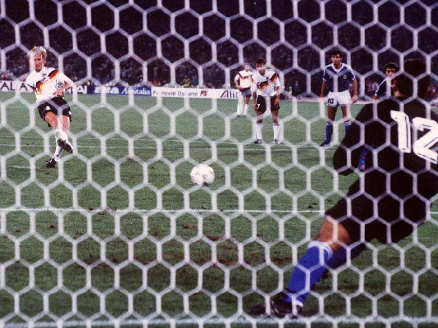 1990. ITALIA. Nella finale contro l'Argentina, grazie alla rete realizzata dagli undici metri da Andreas Brehme (foto Ap), la Germania conquista il terzo titolo mondiale. 