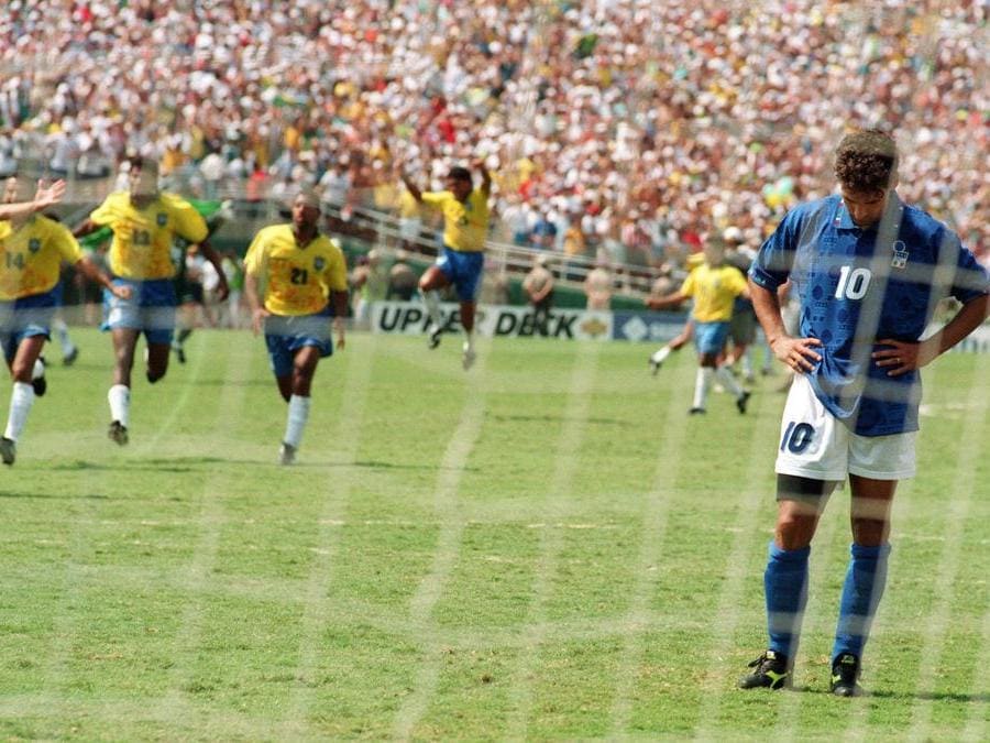 1994. STATI UNITI. Nella finale del mondiale americano, al Rose Bowl di Pasadena, l'Italia di Arrigo Sacchi viene sconfitta ai rigori per 3-2 dal Brasile. Fatali, per la nazionale italiana  gli errori dal dischetto di Franco Baresi, Daniele Massaro e Roberto Baggio (foto Afp). 
