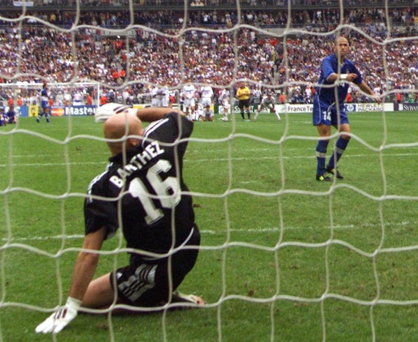 1998. FRANCIA. La maledizione dei calci di rigore condanna per la terza volta in tre mondiali consecutivi la nazionale italiana. Eliminata dal mondiale francese ai quarti di finale dalla Francia. Decisivi gli errori dal dischetto di Albertini e Di Biagio (foto Afp). 