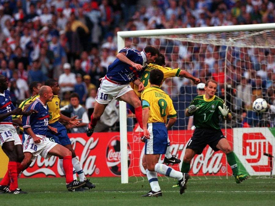 1998. FRANCIA. Grazie alla doppietta di Zidane (foto Reuters) e alla rete di Petit, nella finale contro il Brasile, la nazionale francese conquista il primo titolo mondiale. Fece scalpore la decisione del ct brasiliano, Zagallo, di schierare nell'undici titolare, Ronaldo che alcuni giorni prima della finale fu colpito da una crisi convulsiva.