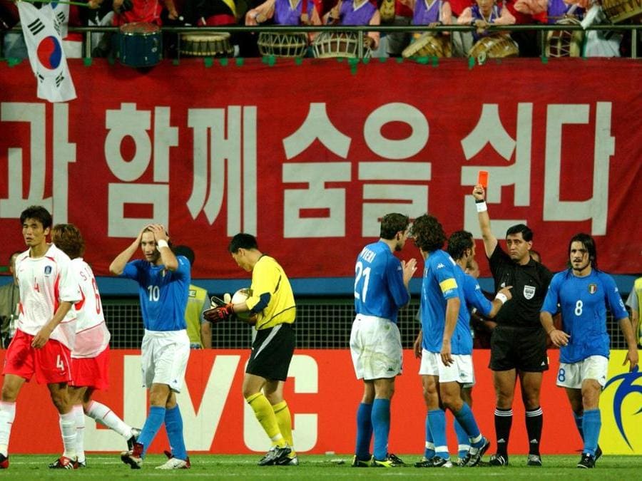 2002. COREA-GIAPPONE. L'Italia del «Trap»  si ferma agli ottavi di finale, eliminata dalla Corea del Sud. L'operato dell'arbitro della gara, l’ecuadoriano Byron Moreno, condiziona pesantemente il risultato finale. Scandalose l'espulsione di Totti (foto Reuters) per simulazione e il golden goal annullato a Tommasi per una valutazione errata del segnalinee. Nel 2015, a seguito della maxi-inchiesta da parte del Federal Bureau of Investigation e del Dipartimento di Giustizia Usa sulla corruzione nella Fifa, venne acclarato che la partita era stata condizionata a danno della nazionale italiana. 