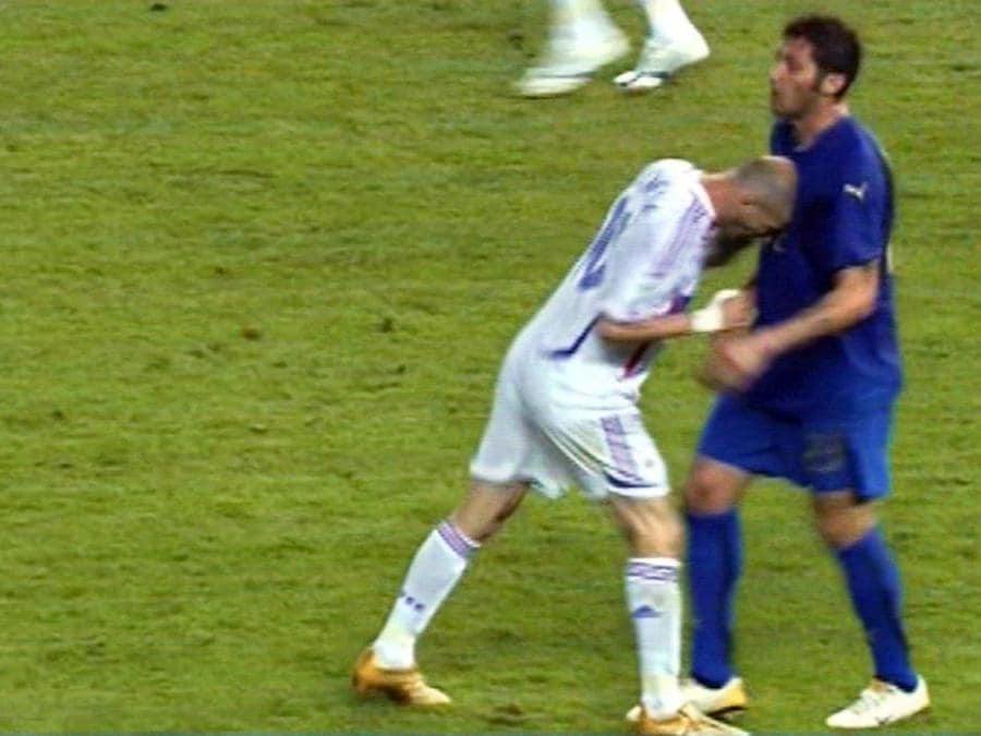 2006. GERMANIA. Nella finalissima del mondiale tedesco, tra la nazionale francese e quella italiana, su indicazione del quarto uomo, l'arbitro Horacio Elizondo, al 111esimo minuto del secondo tempo supplementare espelle il francese Zidane per aver colpito intenzionalmente Materazzi con una testata. (Afp)