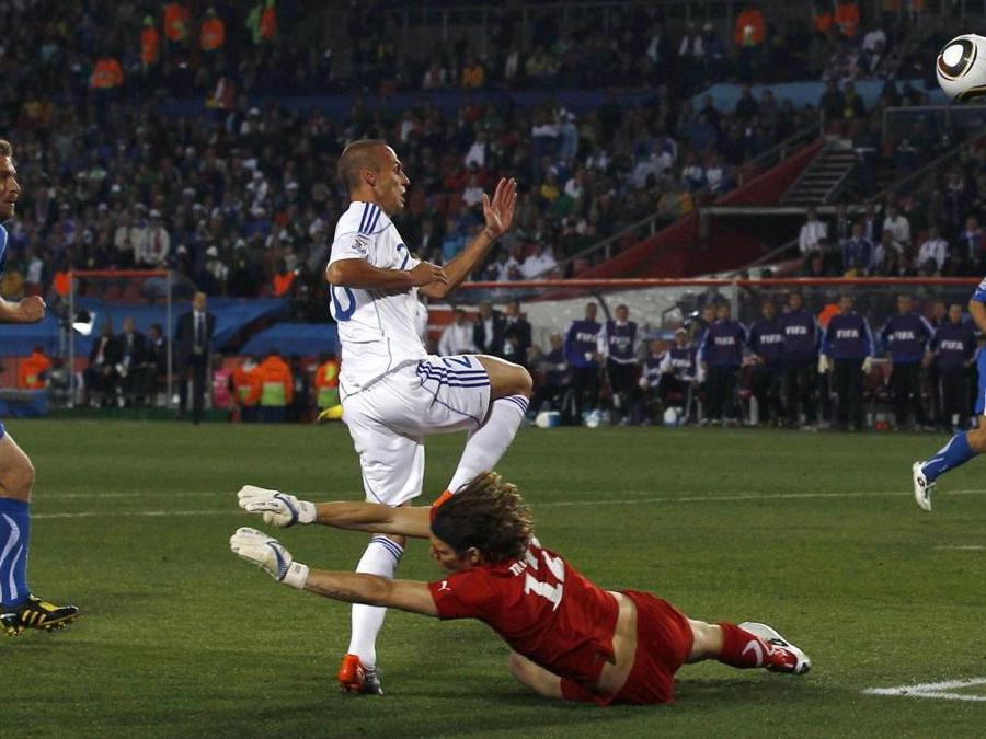 2010. SUDAFRICA. I due pareggi nel girone con il Paraguay e la Nuova Zelanda, e la sconfitta per 3-2 contro la Slovacchia (nella foto Afp la rete decisiva realizzata dallo slovacco Kopunek), determinano l'eliminazione al primo turno del mondiale sudafricano della nazionale italiana  