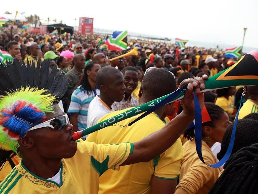 2010. SUDAFRICA. La vuvuzela, il simbolo del mondiale sudafricano. Uno strumento musicale che riproduce il corno di antilope usato dai tifosi, da sottofondo a tutte le gare disputate  del mondiale. (Afp)