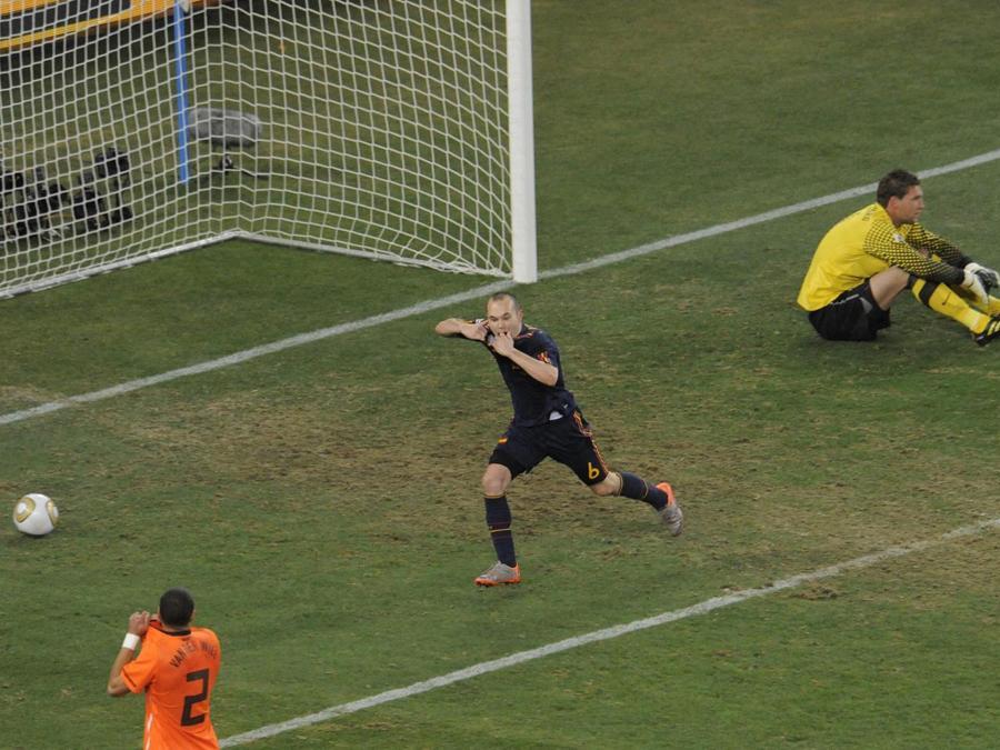 2010. SUDAFRICA. Al Soccer City di Johannesburg, Spagna e Olanda si affrontano in una finale inedita. Entrambe le squadre non hanno mai vinto un mondiale. A quattro minuti dalla fine dei tempi regolamentari, lo spagnolo Andrés Iniesta (foto Afp), realizza la rete che consegna alla Spagna la prima coppa del mondo della sua storia. La Spagna è la prima nazione europea a vincere un mondiale disputato fuori dal vecchio continente.
