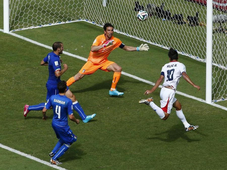 2014. BRASILE. Le sconfitte nel girone contro il Costa Rica (nella foto Reuters la rete di Bryan Ruiz) e l'Uruguay determinano la seconda eliminazione consecutiva della nazionale italiana al primo turno di un mondiale. 