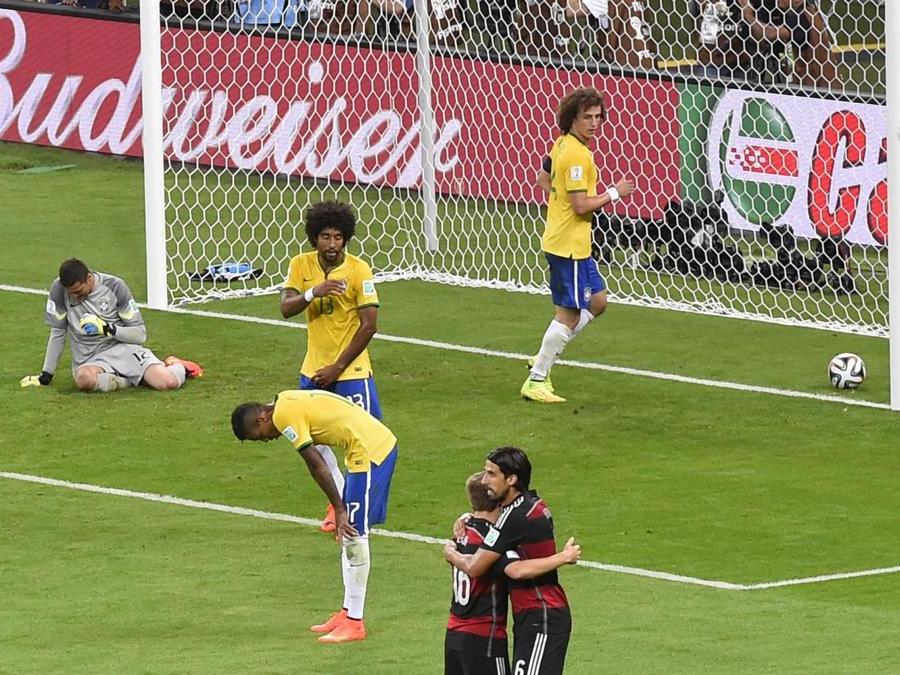 2014. BRASILE. Nella semifinale, giocata al Mineirão di Belo Horizonte, la Germania, alla fine del primo tempo, è in vantaggio sul Brasile per 5-0, grazie alle reti realizzate da Muller, Klose (che stabilisce il nuovo record di marcature in un mondiale, con 16 reti), Khedira e alla doppietta di Kroos contro i padroni di casa brasiliani. Un vero e proprio dramma sportivo per la nazionale verdeoro che nel secondo tempo, subisce altre due reti ad opera di Schurrle (foto Afp). La rete del definitivo 7 a 1 viene realizzata da Oscar all'ultimo minuto del tempi regolamentari.