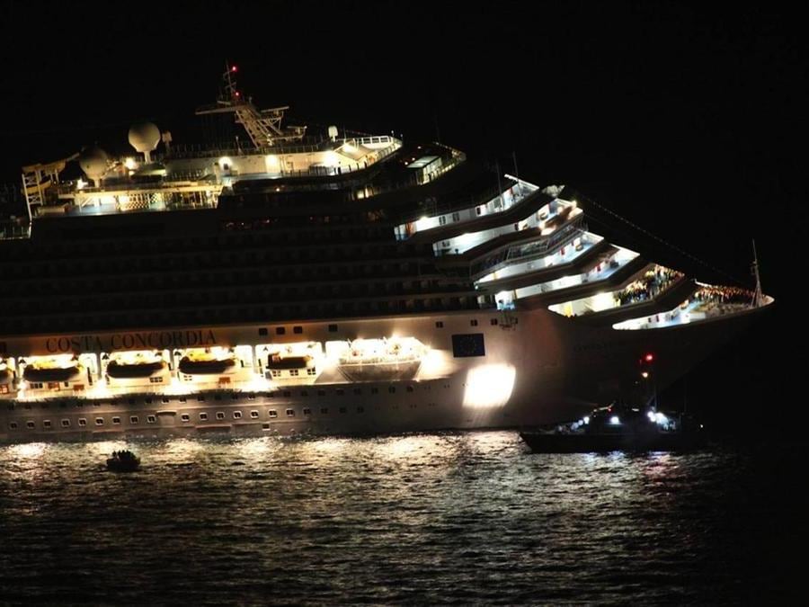 Il naufragio della nave da crociera, Costa Concordia, il 13 gennaio 2012 a largo delle coste dell'Isola del Giglio, Toscana. (Ansa/Giglionews)