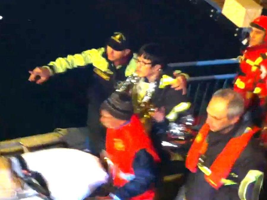 Passeggeri della Costa Concordia durante il naufragio, 13 gennaio 2012 . (Ansa/Carlos Carballa)