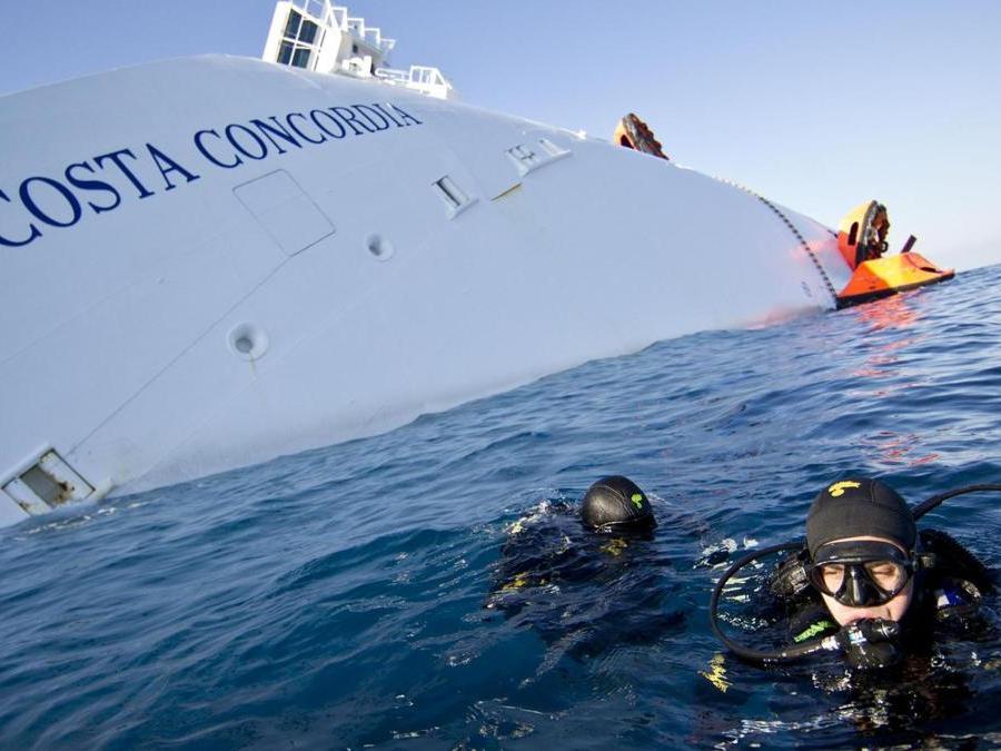 I carabinieri sommozzatori si preparano per l'immersione vicino la nave Costa Concordia il 18 gennaio 2012 (ANSA/MASSIMO PERECOSSI)